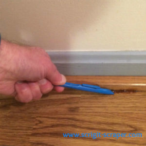 Scrigit Scraper cleaning floor edge